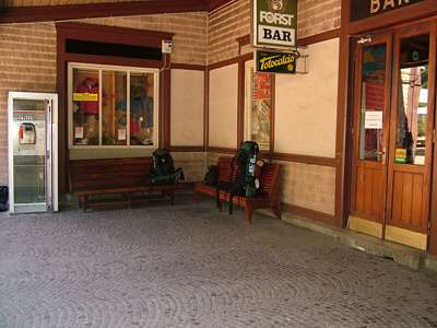 Wir lassen uns in der Bahnhofsecke im Schatten h&auml;uslich nieder - jeder hat seine Bank.