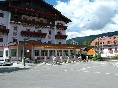 Kommt man die Bahnhofsstra&szlig;e entlang, wandert man direkt auf das Hotel Union zu, wir wollen aber zum Zeltplatz.