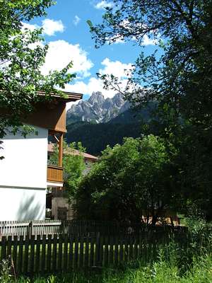 Es ist sch&ouml;nes Wetter, Berge gibt es auch, wir kommen zwar ein wenig sp&auml;ter als geplant, aber wir sind in Toblach!