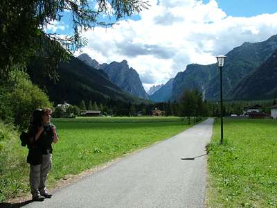 Die letzten Vorort-H&auml;user von Neu-Toblach. Dort vorn muss der See liegen. Rechts sieht man einen Teil des Sarnkofel, links den Birkenkofel.