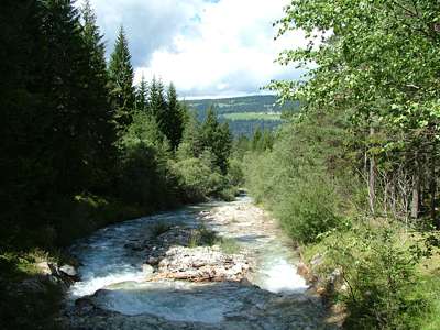 Durch den See flie&szlig;t die Rienz [Rienza] in Richtung Toblach.