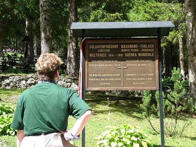 Wir sind am Soldatenfriedhof Nasswand-Toblach. Hier sind 1259 Soldaten begraben.