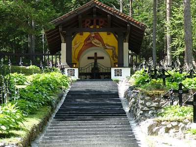 Blick zur Kapelle. Unter jedem Kreuz sind zwei Soldaten begraben.