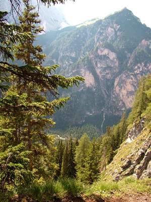 Blick hin&uuml;ber zum Nock il Dosso [1855m]. Den Weg an seinem Fu&szlig; sind wir vorhin entlang gewandert.