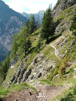 Unser Weg schl&auml;ngelt sich an der Flanke der Kreuzst&ouml;cke entlang.
