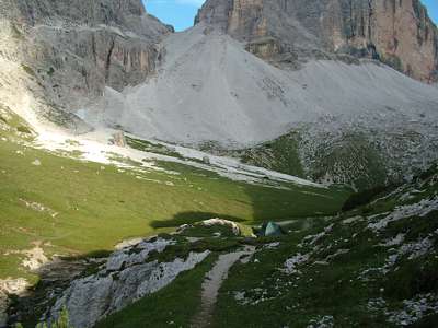 &Uuml;ber diese Sch&uuml;tte geht es weiter, morgen. Der Weg f&uuml;hrt &uuml;ber das L&uuml;ckeleschartl [Forc. del Lago, 2345 m].