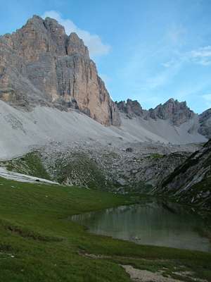 Abendstimmung am Mitteralplsee. Es ist sehr still und einsam hier.