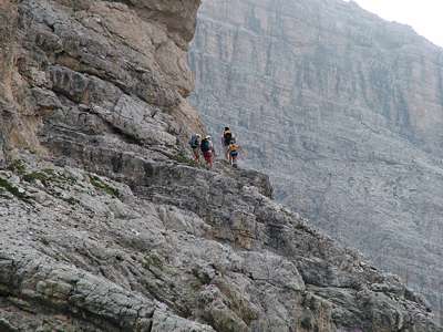 Eine Familie, die den Kletterweg geht. Zu welchem der Gipfel sie wohl wandern?