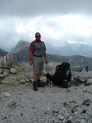 Das L&uuml;ckele-Scharten - Bild: Willi vor dem Unterebenkofel [Cime Piatta Bassa, 2582m].