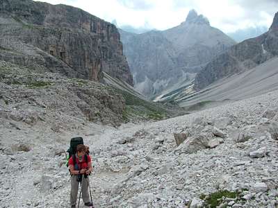 Es geht nun ziemlich steil hinunter ins Hangenalpeltal, immer in Richtung Schwabenalpenkopf [2687m].
