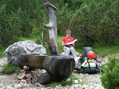 Wir sind bei 1895m an der Kreuzung der Wege 9 und 10-11. Hier k&ouml;nnen wir unsere Wasservorr&auml;te auff&uuml;llen und ausgiebig trinken.
