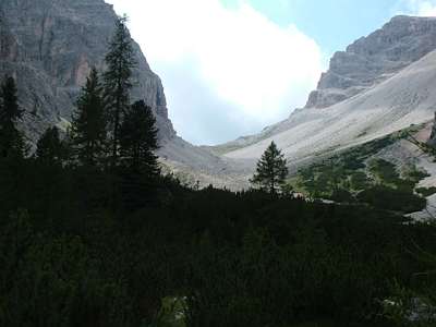 Der Blick in die andere Richtung zum Schwalbenj&ouml;chel [Forc die Rondoi, 2672m], dorthin f&uuml;hrt der Weg 10-11, man kommt bis zur Drei-Zinnen-H&uuml;tte.