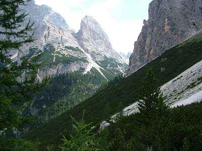 Auf dem Weg zur Dreischusterh&uuml;tte sehen wir im Tal rechts von uns die Innichbachernspitze [2609m] und ganz rechts den Fu&szlig; des Morgenkopfes [M. Mattina, 2493m].