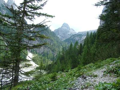 Wieder nach rechts geschaut, der Blick in das Tal, in das der Weg 105 f&uuml;hrt. Links am Rand die Innichbachernspitze [2609m], in der Mitte der Toblinger Knoten [Torre di Toblin, 2617m].