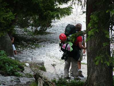 Am Abzweig des Weges 105 treffen wir auf Wanderer, wie weit ist es noch bis zur Dreischusterh&uuml;tte?