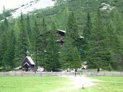 Gleich haben wir's geschafft. Um die H&uuml;tte herum herrscht ein reges Treiben.