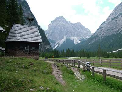 Auch eine kleine Kapelle gehört zur Dreischusterhütte.
