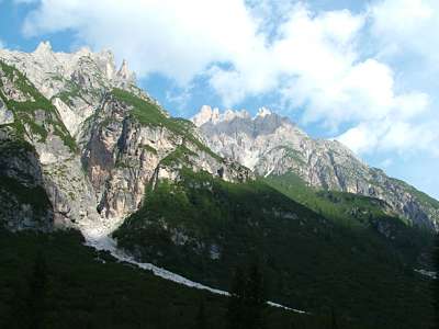 Auch der Hochwandspitz [2392m] links und die Weißlahnspitze [P. ta Lavina Bianca, 2987m] rechts liegen in der Morgensonne.