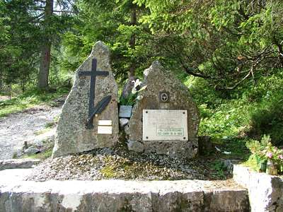Hier trennen sich der Weg 10-11 und der Weg 105. Am Abzweig steht dieser Gedenkstein.
