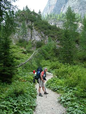 Am Ende des Schotter-Tals gibt es wieder Vegetation, der Anstieg h&auml;lt sich noch in Grenzen.