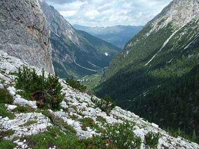 Von hier kann man im Tal die Dreischusterh&uuml;tte sehen (ahnen) und das ganze Innerfeldtal.