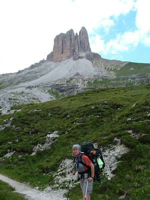 Wir sind oben auf 2400m und sehen den imposanten Toblinger Knoten [Torre di Toblin, 2617m] vor uns.