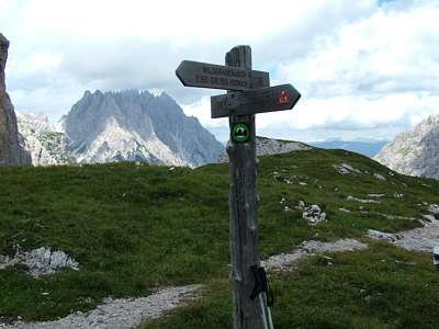 An der Kreuzung von Weg 11 und Weg 105 ein letzter Blick zur&uuml;ck zum Kohlaplkofel.