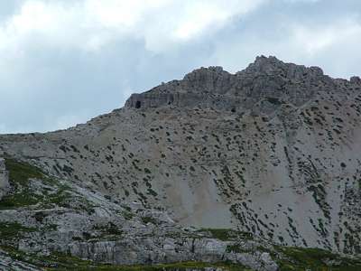 In dem Berg links von uns, auf der Karte ist kein Name verzeichnet, nur seine H&ouml;he mit 2437m, sehen wir die ersten Zeugnisse vom 1. Weltkrieg. In dieser Gegend wurde ein zweij&auml;hriger Stellungskrieg gef&uuml;hrt.