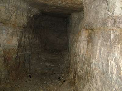 In solchen künstlichen Höhlen haben die Soldaten 1915/16 zwei Jahre lang im Sommer wie im Winter kampiert.