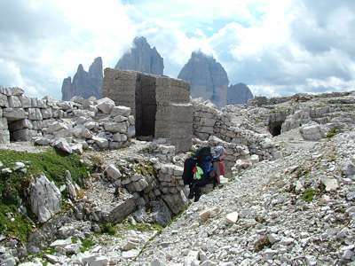 Nachdem wir den Fu&szlig; des Toblinger Knotens erreicht haben, &ouml;ffnet sich rechts eine Hochebene, auf der sich viele Stellungen befinden. Wir sehen auch zum ersten Mal die beeindruckenden Drei Zinnen [Tre Cime di Lavaredo, 2999m].