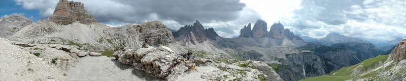 Es er&ouml;ffnet sich ein grandioses Panorama vor uns. Vom Toblacher Knoten &uuml;ber den Paternkofel, die Drei Zinnen, den Cristallino di Missurina bis zur Hohen Gaisl - wundersch&ouml;n.