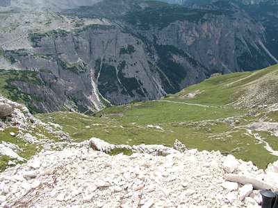 Von der vordersten Verteidigungslinie k&ouml;nnen wir hinunterschauen ins Val Rinbon.
