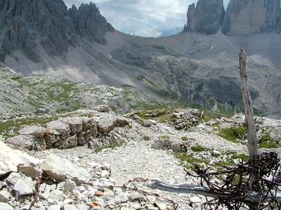 Der erste Blick hin&uuml;ber zum Paternsattel zwischen den Drei Zinnen und dem Paternkofel ist beeindruckend. Irgendwo ganz links muss die Drei-Zinnen-H&uuml;tte liegen.