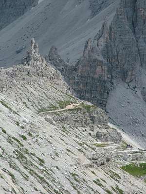 Noch weiter links, in der Verl&auml;ngerung vom Paternkofel steht das markante Frankfurter W&uuml;rstel [Salsiccia]. Dahinter f&uuml;hrt der Tunnel [Galeria] zum Paternkofel hinauf. Wenn man genau hinsieht, erkennt man die Fenster&ouml;ffnungen im Fels.