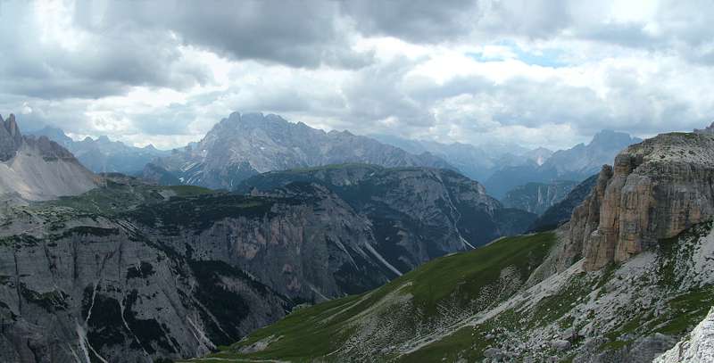 Der Blick nach Westen, über das Tal Val Rinbon hinweg in etwas höherer Auflösung.
