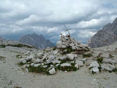 Die Steinpyramide mit Stacheldraht wirkt wie ein nat&uuml;rlich entstandenes Mahnmal.