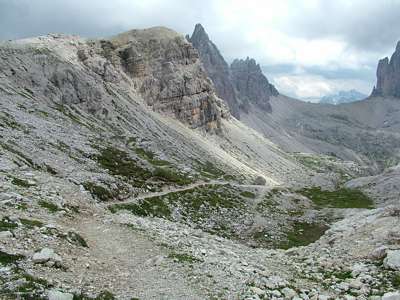 Vor uns liegt der Sextnerstein [Sasso die Sesto, 2539m], der Weg zur Drei-Zinnen-H&uuml;tte f&uuml;hrt um ihn herum. Im Hintergrund der Paternsattel.