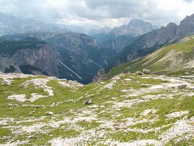 Blick vom Fu&szlig; des Sextnersteines &uuml;ber das Tal Val Rinbon und Valle della Rienza.