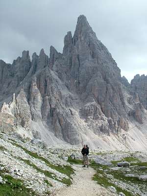 Evi [1,63m] vorm Paternkofel [M. Paterno, 2744m].