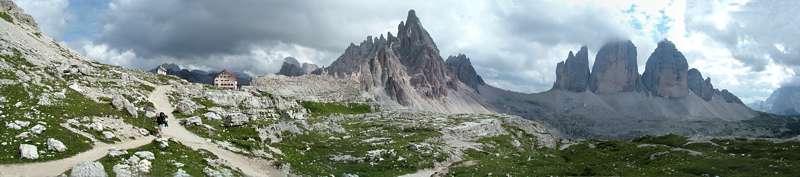 Als wir um den Sextnerstein herum sind, sehen wir die Drei-Zinnen-H&uuml;tte. Dies ist der Panoramablick nach Osten und S&uuml;den.