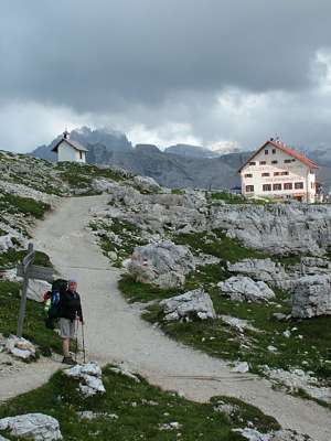 Kurz vor der H&uuml;tte, hier treffen wir auf den Weg, der zum Paternsattel f&uuml;hrt..