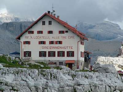 Die Drei-Zinnen-Hütte [2405m].