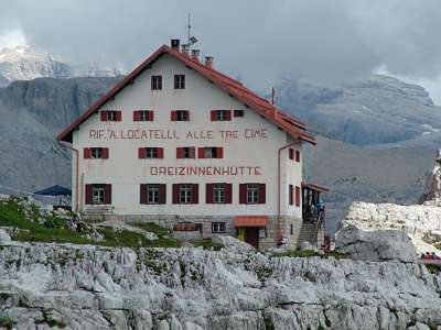 Die Drei-Zinnen-H&uuml;tte [2405m].