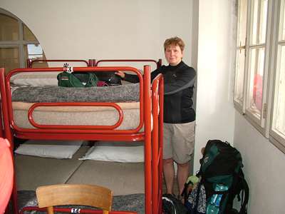 Unser Doppelstock - Bett am Fenster, selbst das nutzen wir als Ablage.