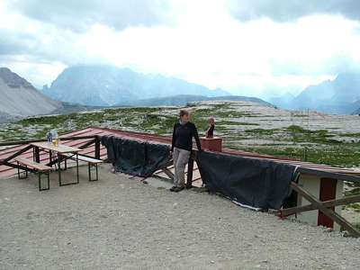 Wichtig - unser Zelt muss noch getrocknet werden. Die Terrasse eignet sich dazu hervorragend, nur zwingt uns der Wind, alles gut festzuhalten.