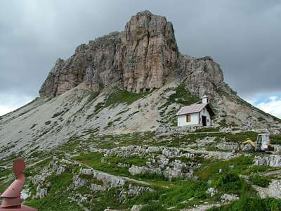 Blick von der Hütte zum Sextnerstein, an dessen Fuß Höhlen in den Fels gearbeitet wurden. Die Fläche um die Hütte herum heißt Toblinger Ridl [Forc. die Toblin].
