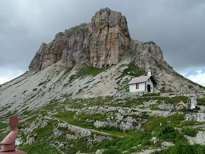Blick von der H&uuml;tte zum Sextnerstein, an dessen Fu&szlig; H&ouml;hlen in den Fels gearbeitet wurden. Die Fl&auml;che um die H&uuml;tte herum hei&szlig;t Toblinger Ridl [Forc. die Toblin].