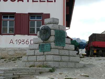 Der Gedenkstein für Sepp Innerkofler aus Sexten, der von 1898 an hier Hüttenwirt war und 1915 bei einem Angriff auf die Italiener am Paternkofel ums Leben kam.