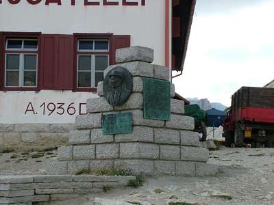 Der Gedenkstein f&uuml;r Sepp Innerkofler aus Sexten, der von 1898 an hier H&uuml;ttenwirt war und 1915 bei einem Angriff auf die Italiener am Paternkofel ums Leben kam.