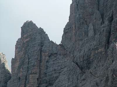 Einige Kletterer sind auf dem Klettersteig des Paternkofel unterwegs.